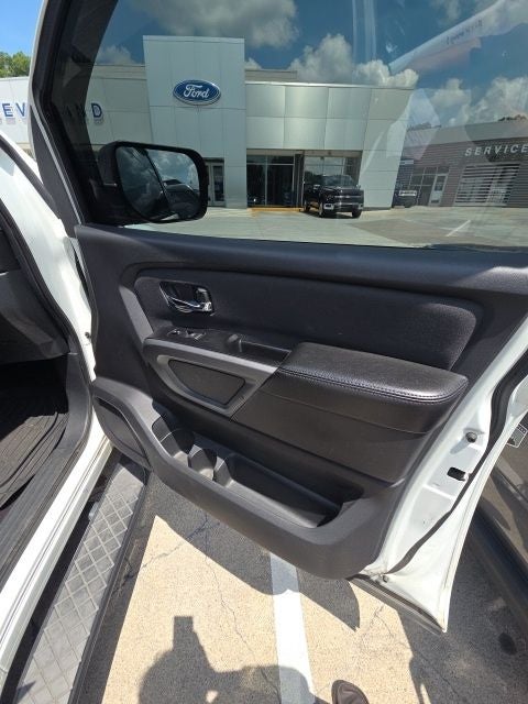 2015 Nissan Titan SV