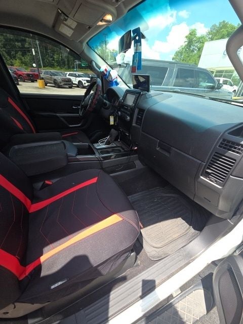 2015 Nissan Titan SV