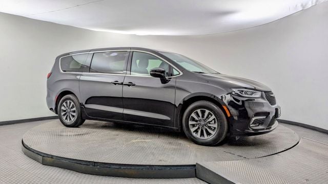 2025 Chrysler Pacifica Hybrid Select