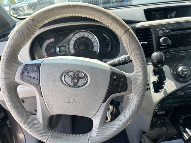 2013 Toyota Sienna SE 8 Passenger