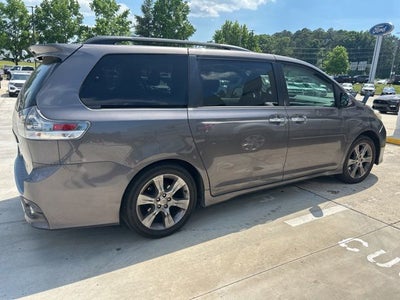 2013 Toyota Sienna SE 8 Passenger