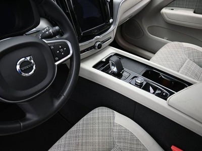 2022 Volvo XC60 B5 Momentum